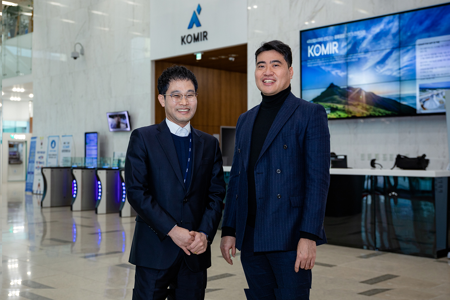 Seungwan Shon, Project Evaluation Team Leader, KOMIR (left), and Jaeyeol Ju, Sales Manager, Sandvik (right).